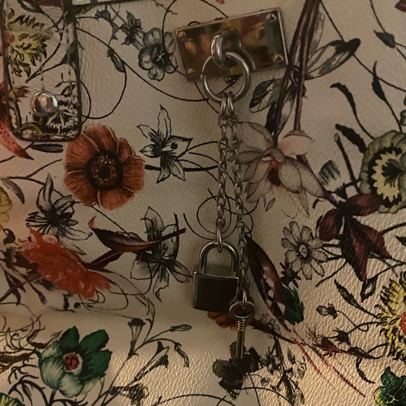 Handbag by designer CARLOS By Carlos
Santana Floral design - Picture 16 of 16